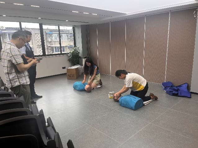 一群人在房间里  中度可信度描述已自动生成