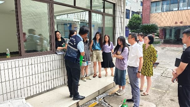 一群人站在建筑外面  描述已自动生成