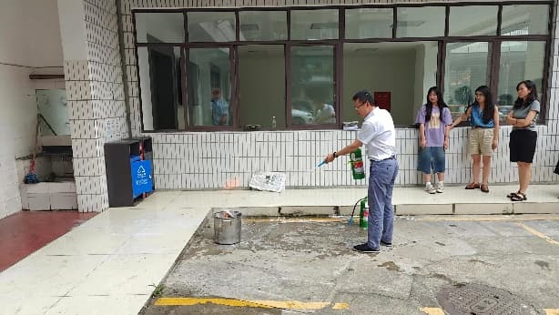 小孩们在街道上  中度可信度描述已自动生成