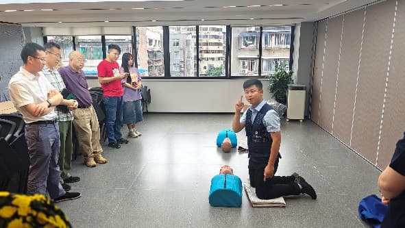 一群人在房间里  低可信度描述已自动生成